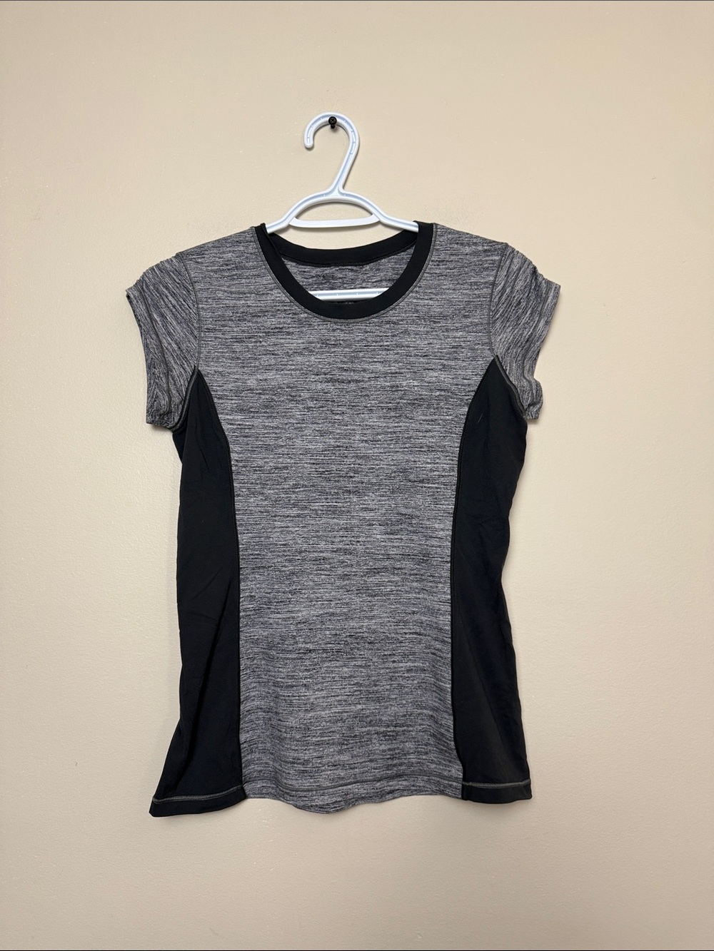 Lululemon Women’s Heather Gray and Black Athletic Tee size 6-8